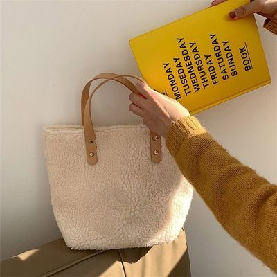 Van de de Schouderzak van de vrouwenwinter van de het Lamswol van de het dwars-Lichaamshandtas Warme Draagbare Toevallige Beige Kaki de Meisjes Preppy Stijl