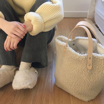 Van de de Schouderzak van de vrouwenwinter van de het Lamswol van de het dwars-Lichaamshandtas Warme Draagbare Toevallige Beige Kaki de Meisjes Preppy Stijl